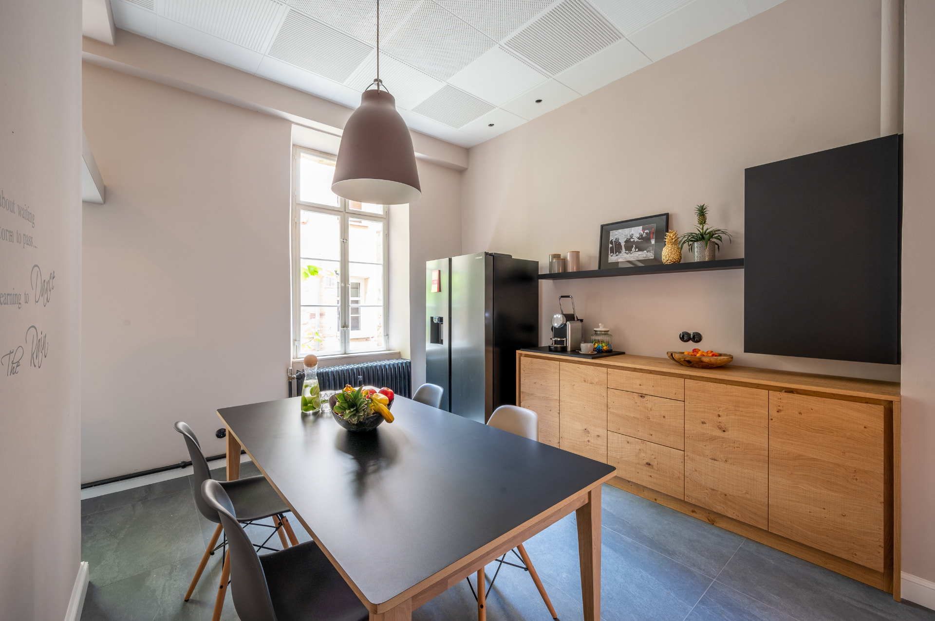 Gemeinschaftsküche und Aufenthaltsraum im W2G Offices in Fürth mit Getränken, Snacks und TV-Bereich