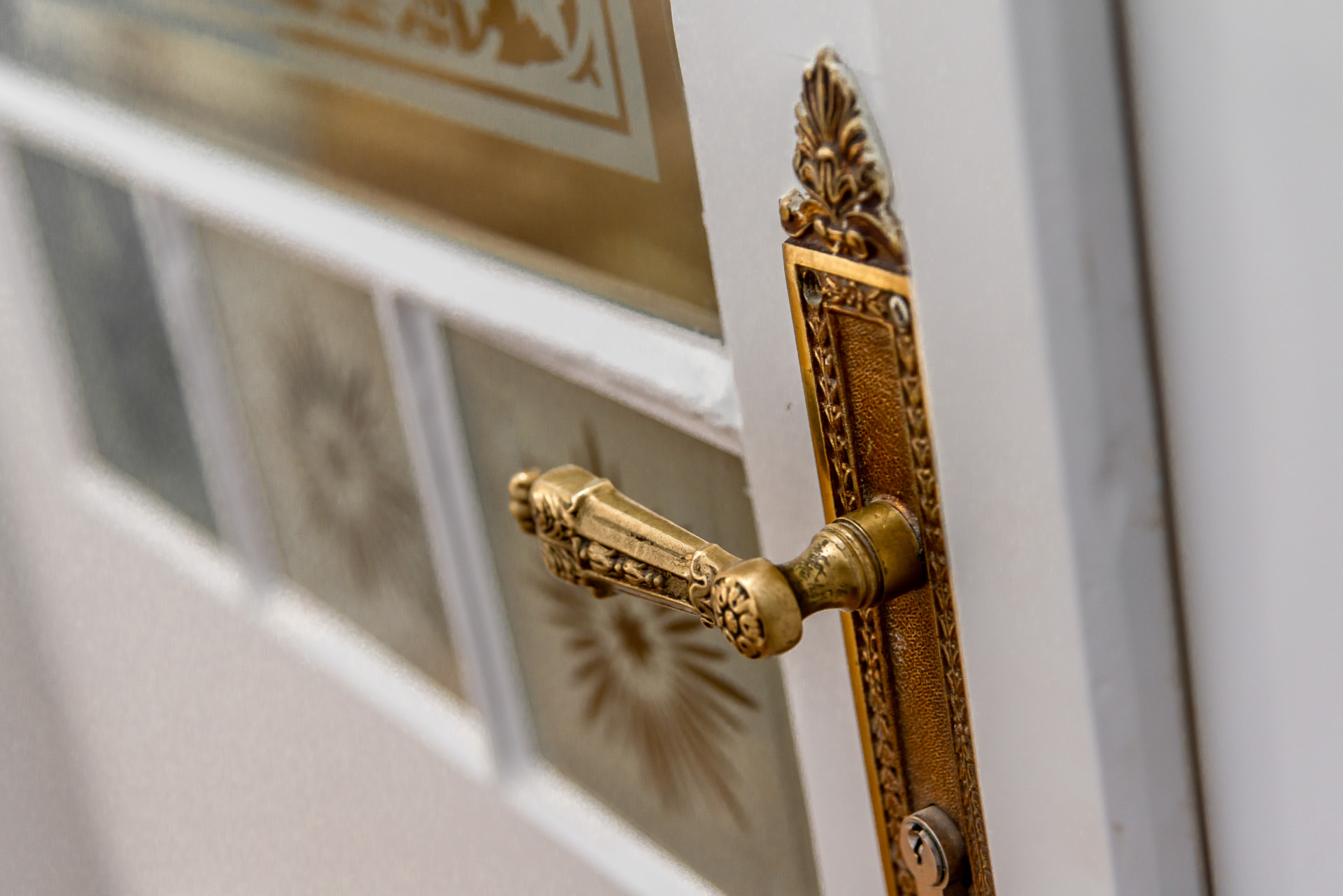 Historischer Messing-Türgriff mit ornamentalem Beschlag im Gebäude von W2G Offices